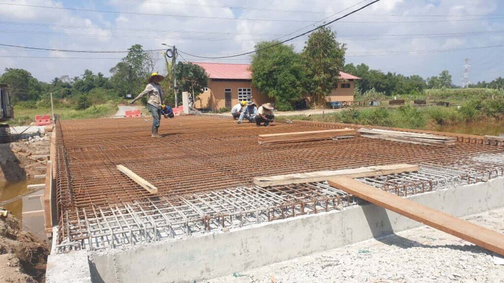 Installation of rebar for the deck.
