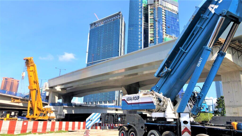 Last two UBG2500 crossing the Kg Pandan roundout.