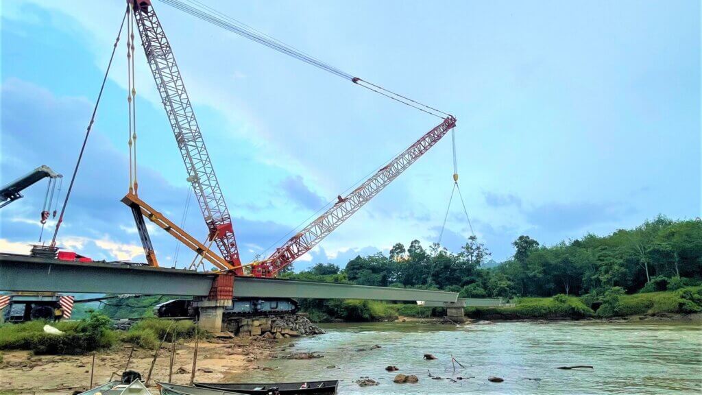 Positioning the last beam across Perak river.