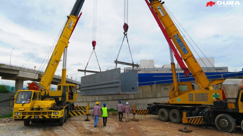 Unloading of UHPC portal shell using 2 units of 45t mobile cranes (100220).