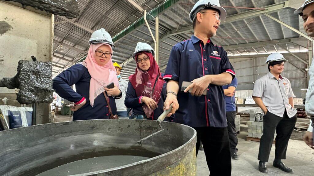 Demonstration of mixing UHPFRC.