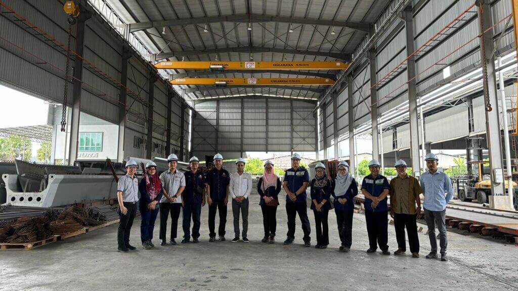 Group photo session with the guest.