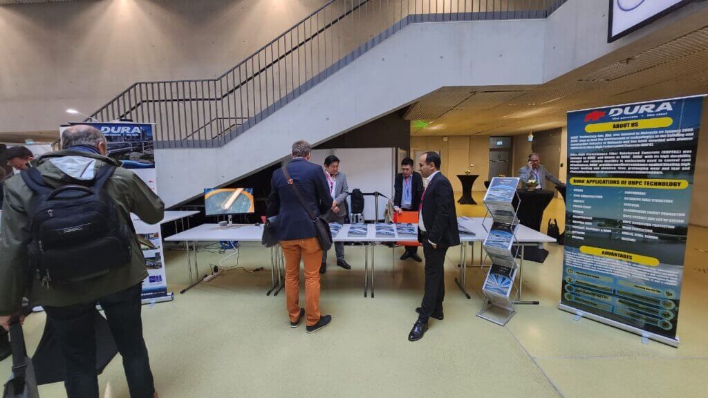 Visitor come to our booth.