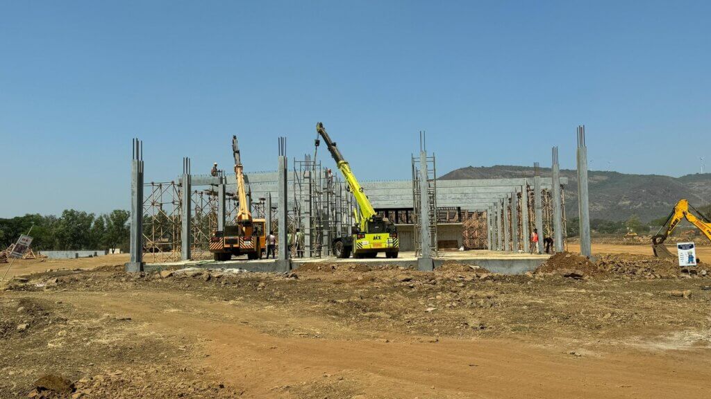 Installation of UHPFRC column.