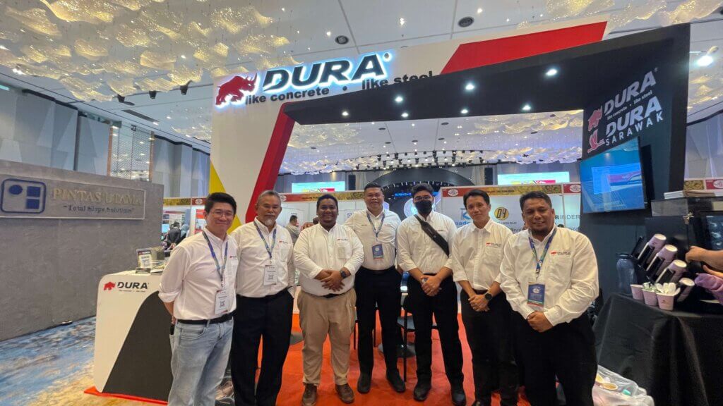 2. DURA staffs photo session.