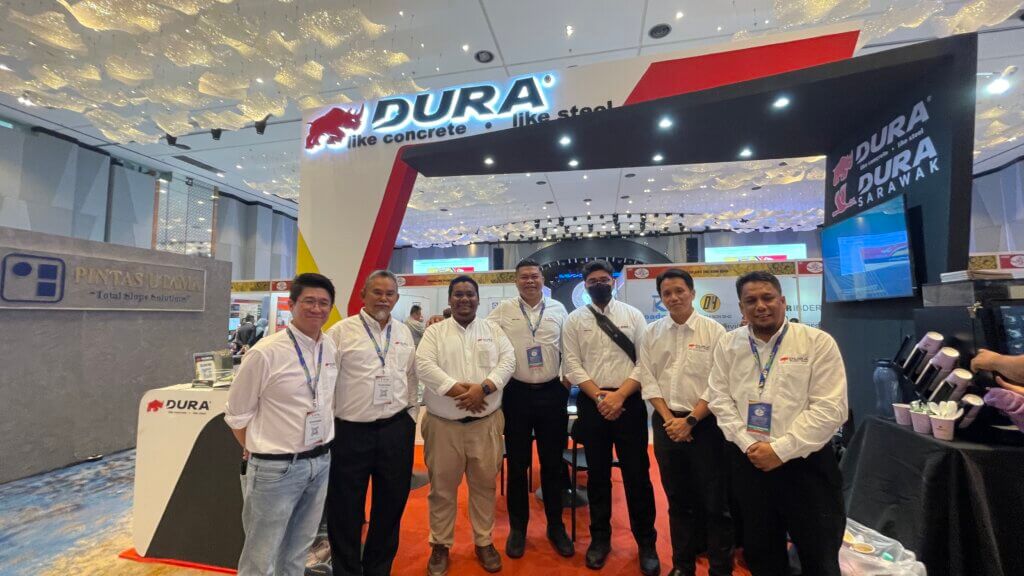 2. DURA staffs photo session.