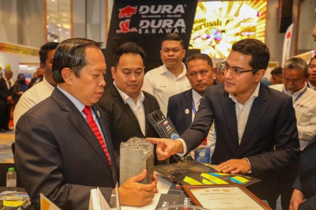 5. Syahrir Iman Shuib CEO of Dura Technology (Sarawak) presented to YB Datuk Seri Ahmad Maslan.
