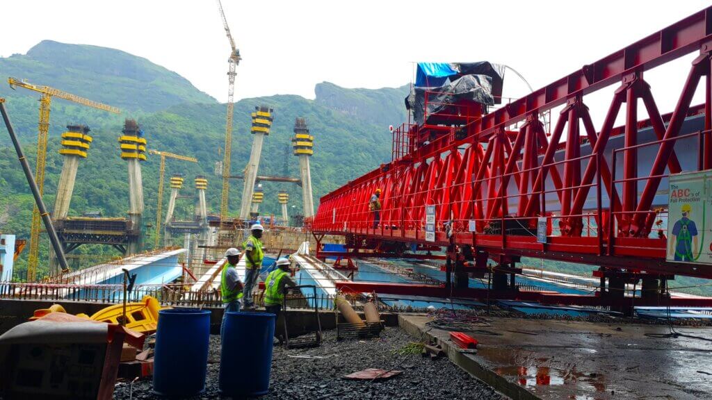 Launching girder in the process of transporting beam to the pier.