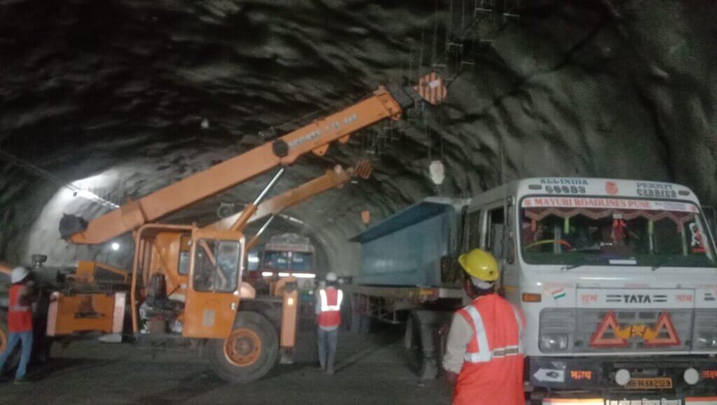 Unloading BT1500 segments.