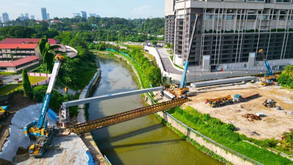 14.Successfully positioned the first UBG1500-47.5m on abutment A & B.