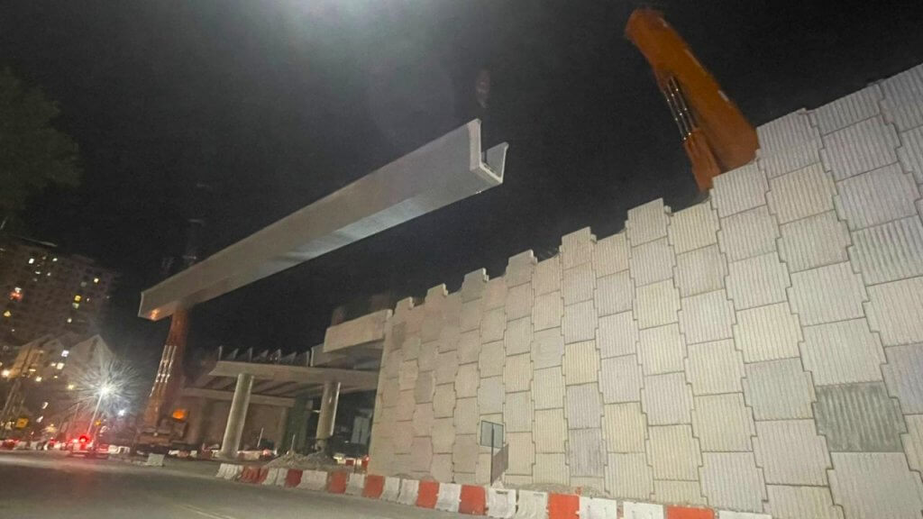 DURA® UBG2500 lifted and positioned on the pier.
