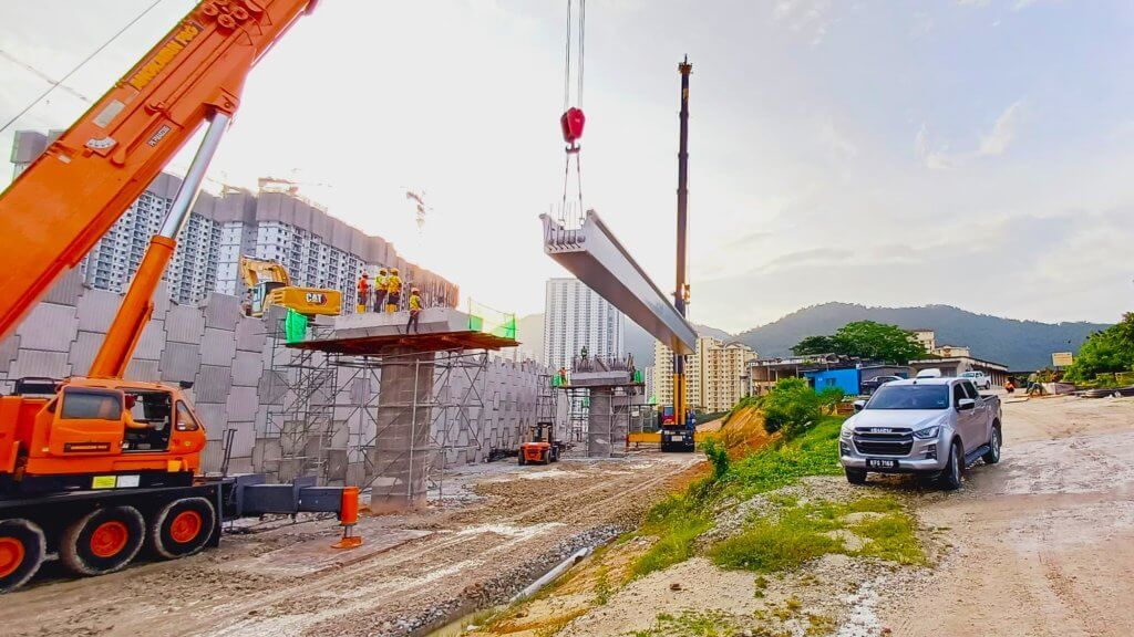 9.Lifting UBG1500-30m using 2 lifting cranes.