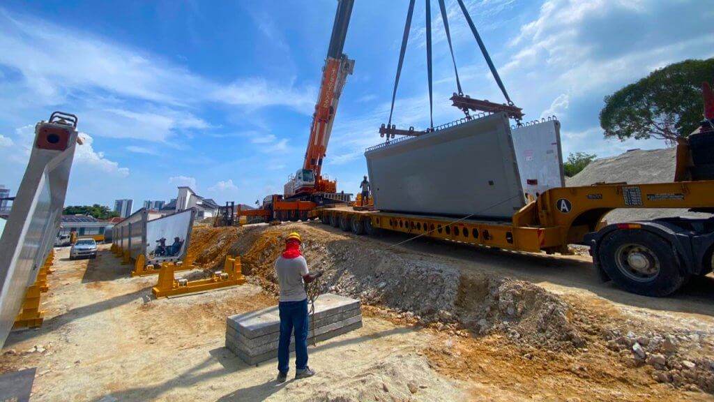 Unloading segment by using crane .