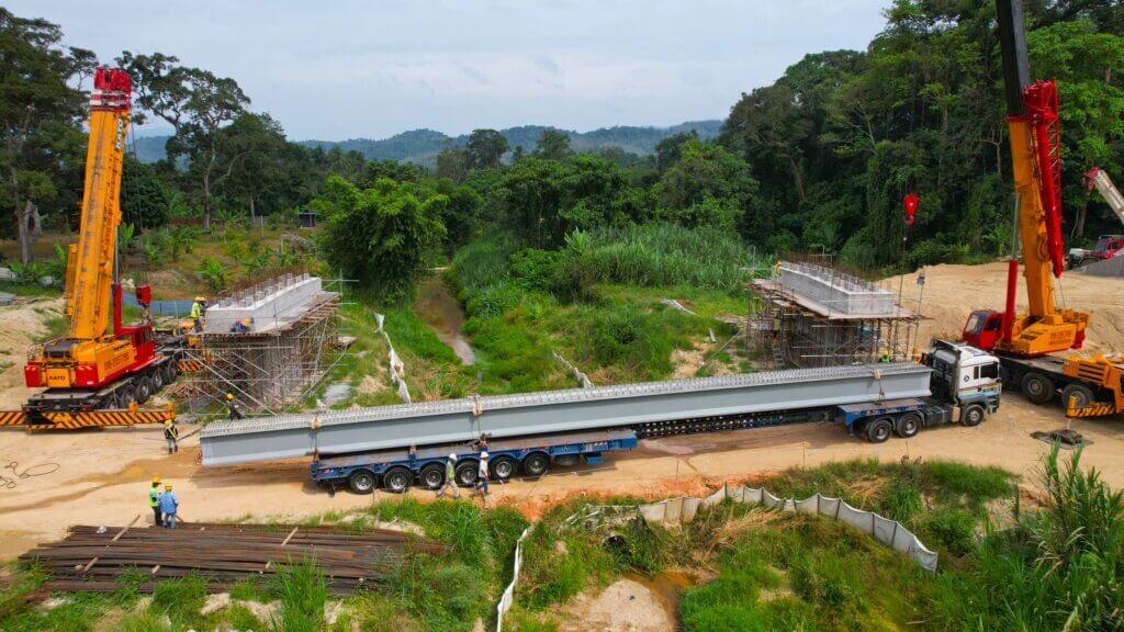 3.Unloading IB1200-30m from the trailer to pier.