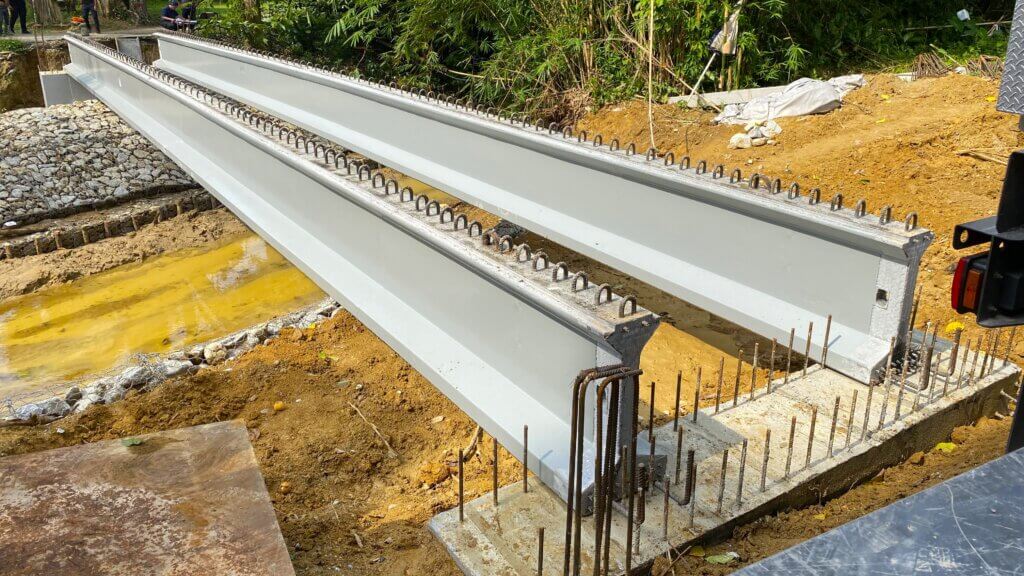 5.Both IB850-20m has been positioned and sitting on both abutments.