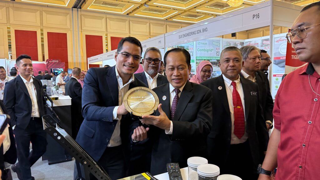 4. Appreciation gift for YB Datuk Seri Hj Ahmad Bin Maslan.