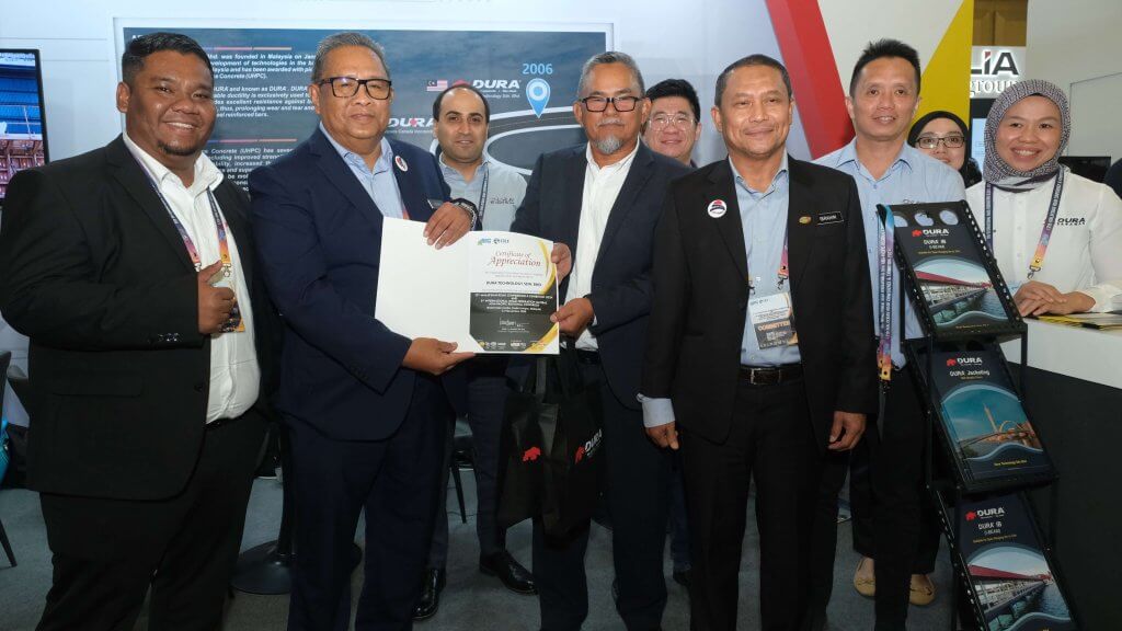 5. A token appreciation from the Dato' Ir Sazali Bin Harun, Director of Lembaga Lebuhraya Malaysia