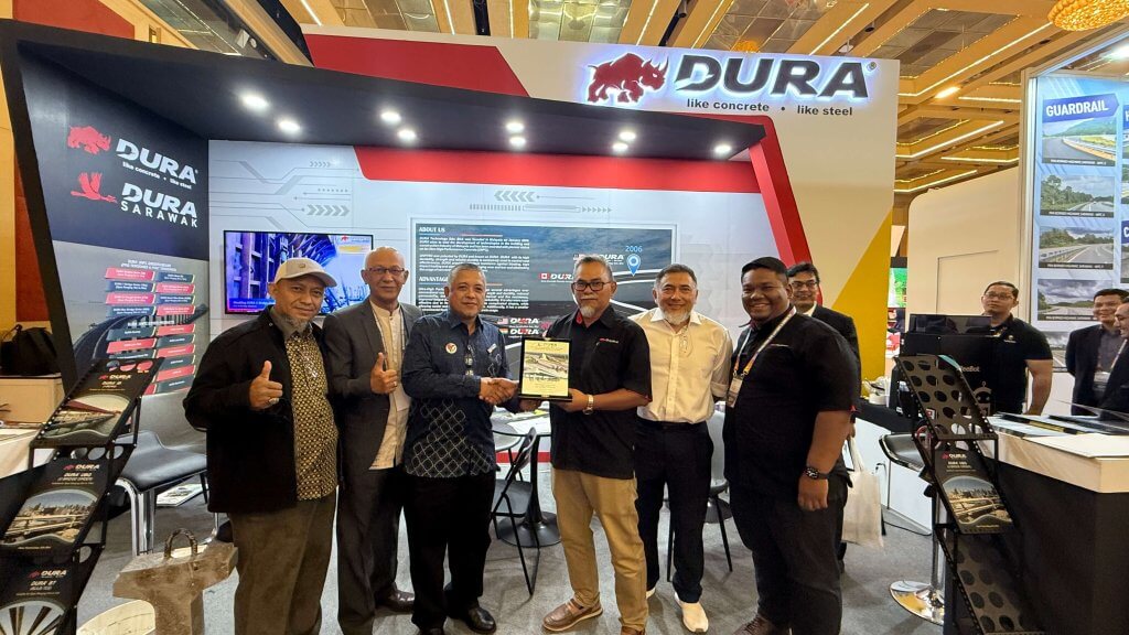 6. Appreciation gift for YBhg. Datuk Wira Ir. Roslan Bin Ismail.