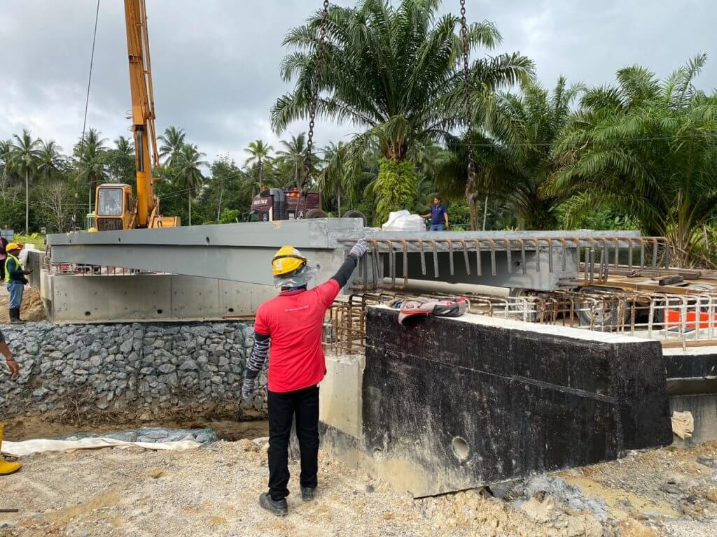 Shallow beam positioned onto the abutments.