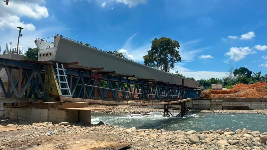 The girder is aligned along the bridge centreline and is ready for post-tensioning and subsequent launching to its final position.