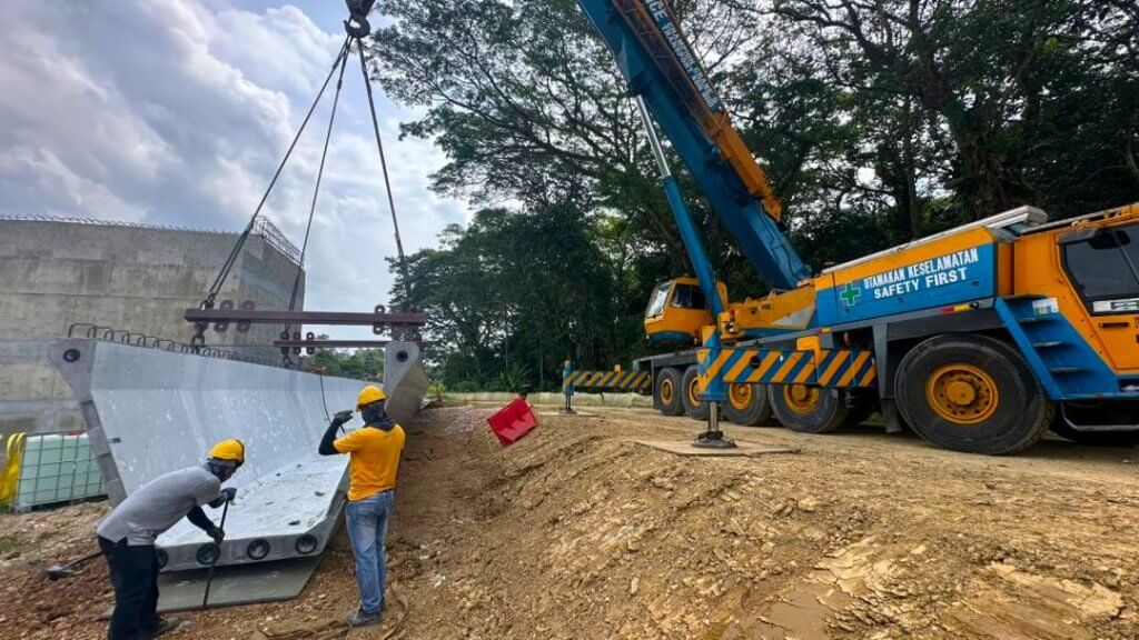 Lifting and unloading of the DURA®UBG2000 segment from the trailer to the construction site.