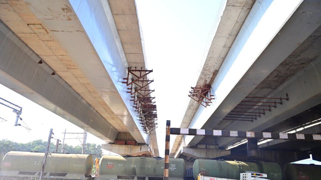 Removing of temporary formworks for cantilever edge RC deck