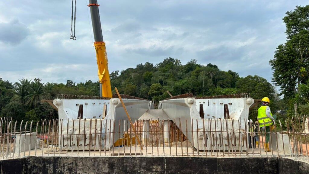 Beam successfully placed and aligned on abutments.