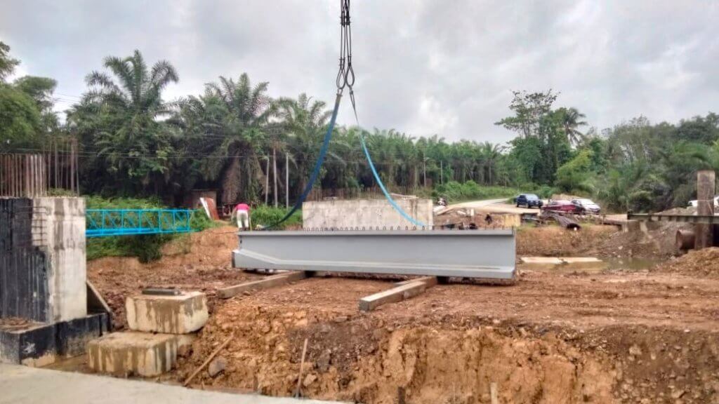 DURA®IB1300 segmental unit is loaded onto the prepared platform for joint-segment assembly.