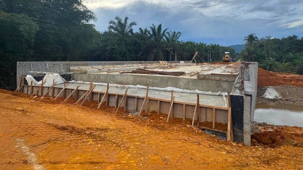 Installation works for the parapet wall are in progress.