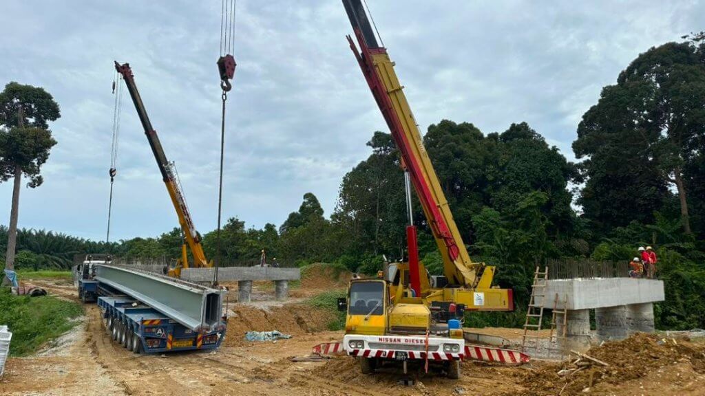 Bridge 1 – Ongoing launching operation involving the lifting and positioning of beams using two mobile cranes.