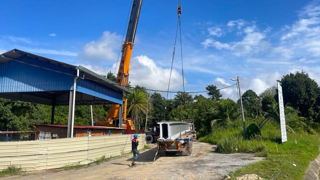 Lifting operation of IB1200 to the launching site using a mobile crane.