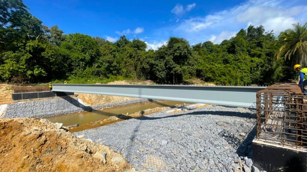 Positioning and alignment of the first IB1200 P on bridge abutments.