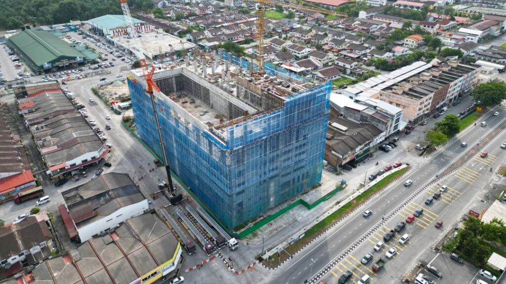 Unloading from trailer.Beams staged near the building for sequential installation.