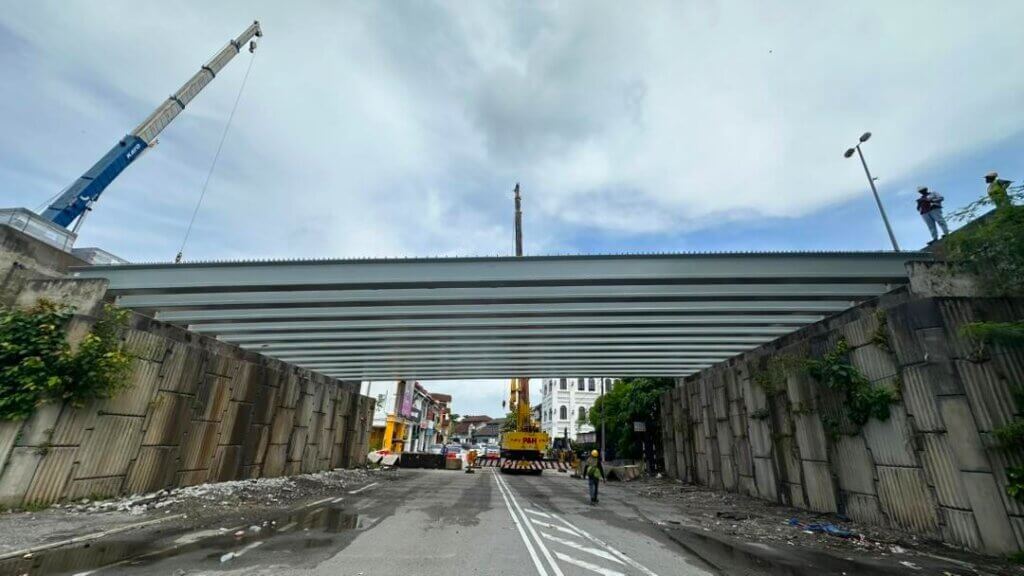 12 units of DURA® IB850 – 25 m have been successfully positioned onto the piers.