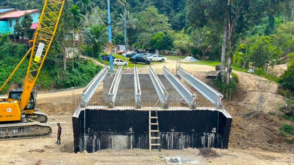Br 2 - Beams successfully positioned and seated onto abutments