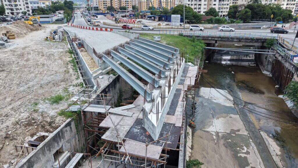 Bridge 1 : 7 pieces of DURA® IB650, each 10 m in length, have been successfully positioned onto the abutments.