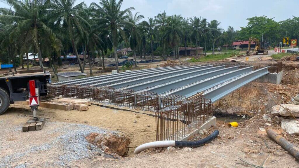 Bridge 1 Sg.Chandon : 9 nos Ibeams successfully positioned and seated on abutments.