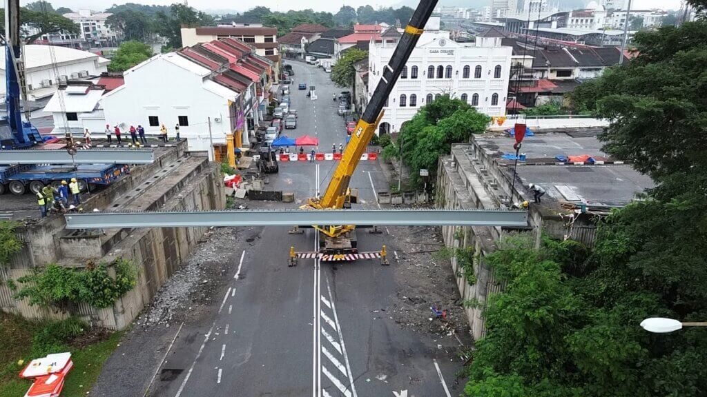 The first beam was successfully launched and positioned onto the piers.