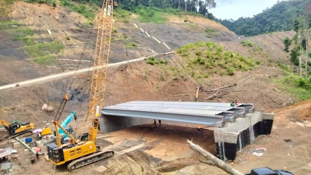 Br 1 : UHPC left-in formwork installed on the bridge deck.