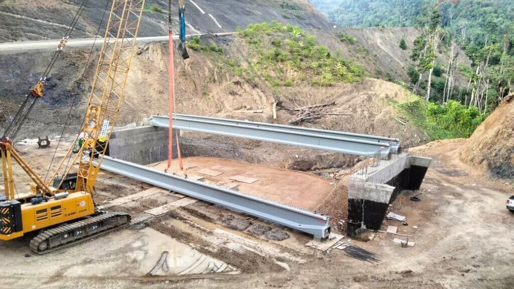 Br 1 : Unloading beam onto the abutments; launching in progress.