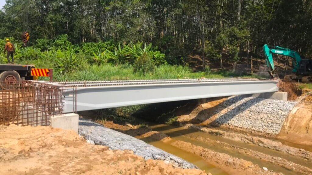 Beam launching works have been completed with the precast UHPC girder securely positioned on the bridge abutments