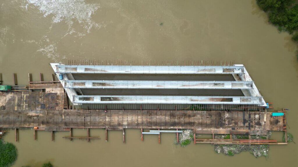 Span 2 - Beams have been successfully launched and installed on the piers.