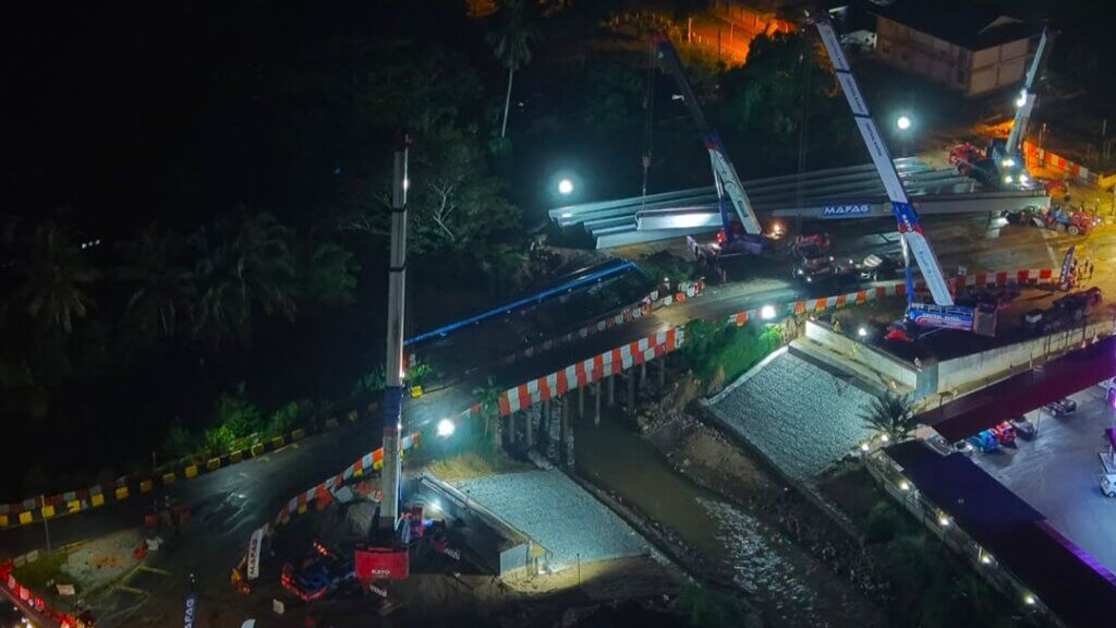 Beam lifted and transferred to the launching site using mobile cranes